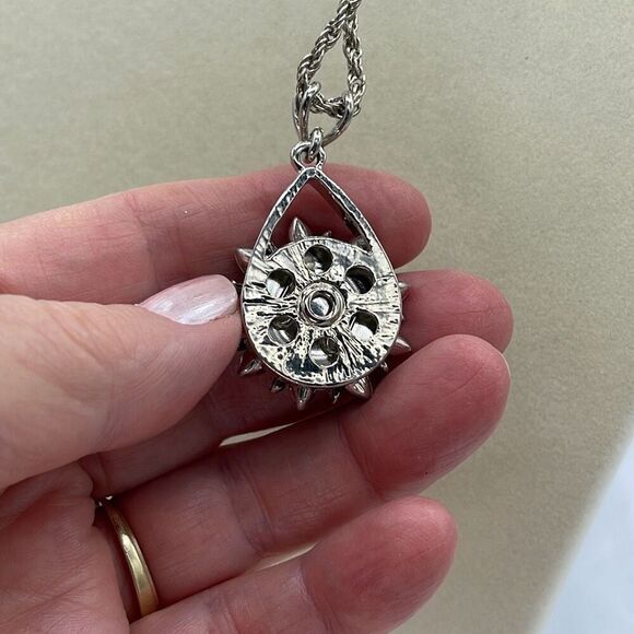 Sapphire CZ’ large flower pendant on a long 21” rope chain - Picture 4 of 10